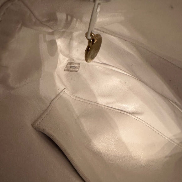 Vintage Chanel Medium Diana Flap
Bag White Caviar Gold Hardware - Picture 6 of 9